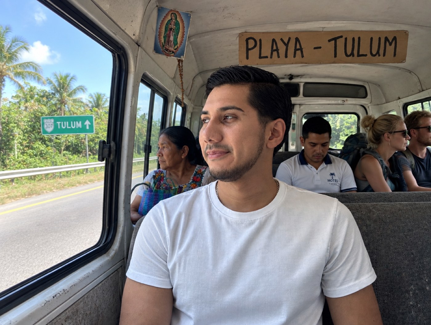 Viajar en colectivo por la carretera 307 es la forma más barata de llegar a los cenotes