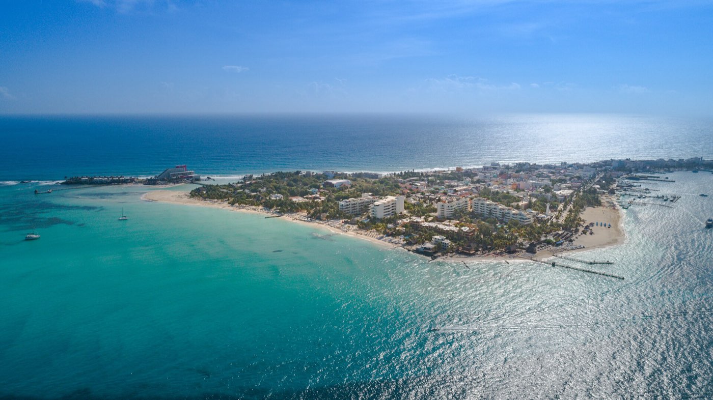 Isla Mujeres desde el aire: una franja de tierra entre dos mares